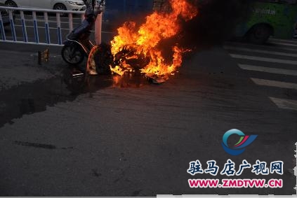 駐馬店一電動(dòng)車鬧市區(qū)突然起火 市民接力救火