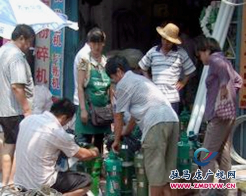 汝南縣農(nóng)民踴躍購買抗旱機(jī)具 積極抗旱保秋收