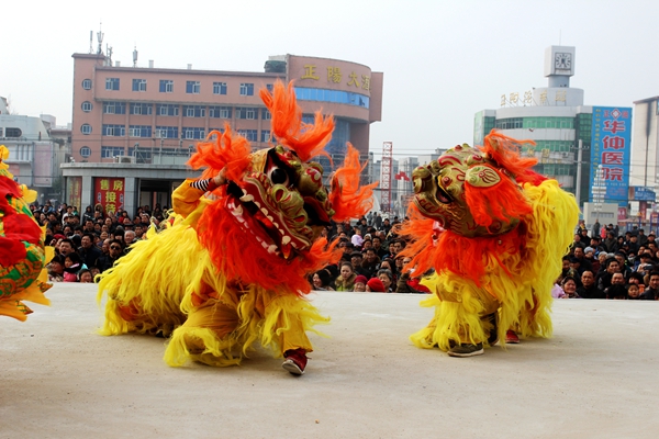 玩獅舞龍跑旱船  群眾民俗迎新年