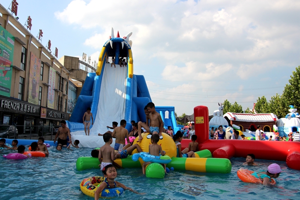 夏日送清涼 水上樂園關愛留守兒童