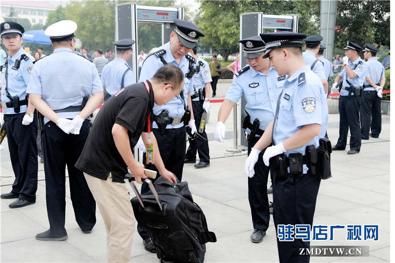 數(shù)千名民警為2016年中國農(nóng)產(chǎn)品加工業(yè)投資貿(mào)易洽談會(huì)勝利召開保駕護(hù)航