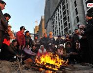 2014年3月份，100多名來自各地的建筑工人來到寧夏銀川鼎輝時(shí)代城二期項(xiàng)目工地上打工，11月2日，項(xiàng)目正式停工，但工友們一年來的血汗錢卻始終沒有下發(fā)，“光跑勞動(dòng)監(jiān)察大隊(duì)就不下10次，但每次都說已經(jīng)處理了，要我們回去等消息?！?2月31日，工友們來到銀川市公安局金鳳分局，但是打聽了一圈卻始終沒找到這起案件的負(fù)責(zé)人。又跑了一天的工友們帶著重重心事再次回到工地，升起了一堆篝火取暖?！暗仍┘倨谝贿^，我們還得去要錢，要不到錢就不回家過年了！”新華社記者 彭昭之 攝