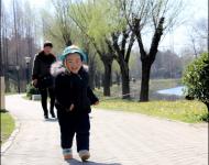 大風(fēng)過后,今日又回歸晴好天氣。不少市民來到公園踏青游玩，享受春日暖陽。