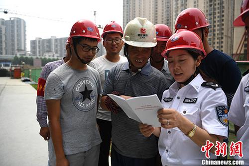 資料圖：安監(jiān)辦工作人員進(jìn)工地給農(nóng)民工普及安全生產(chǎn)知識。<ahttp://www.chinanews.com/'>中新社</a>記者 韓蘇原 攝