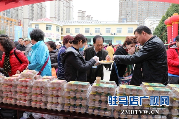 800名北京游客游覽嵖岈山、皇家驛站、天中老街等景區(qū)后爭(zhēng)相搶購(gòu)駐馬店名優(yōu)土特產(chǎn)