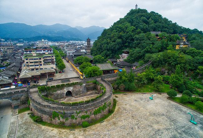 臺風侵襲臨海古城：當古建筑遭遇洪水猛獸，我們該如何應對？ 