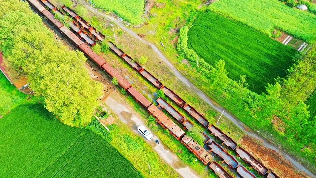 十多年的停運(yùn)已經(jīng)讓這一列客車(chē)銹跡斑斑。