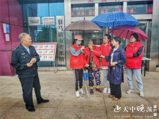 真情關(guān)愛老人 雨露滋潤心田