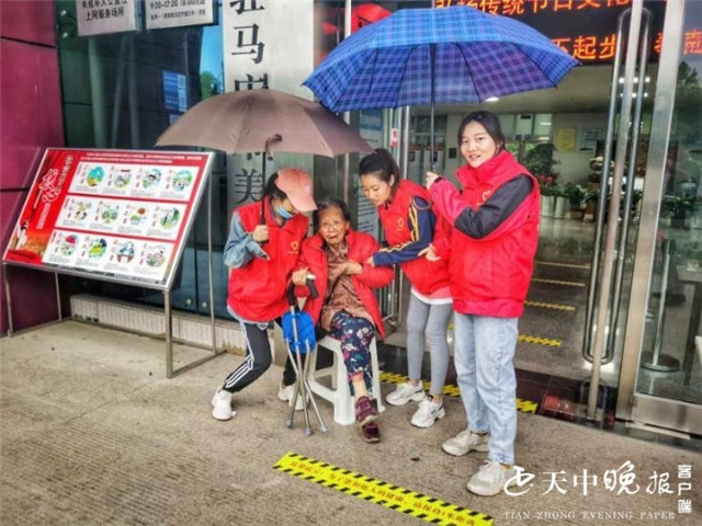 真情關(guān)愛老人 雨露滋潤心田