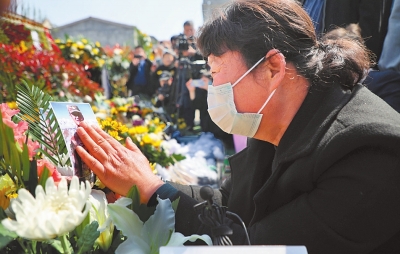  山河無恙 英雄不朽 鮮花獻忠魂 英雄記心間