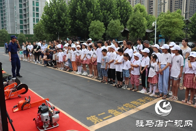 小萌娃”零距離“體驗消防魅力