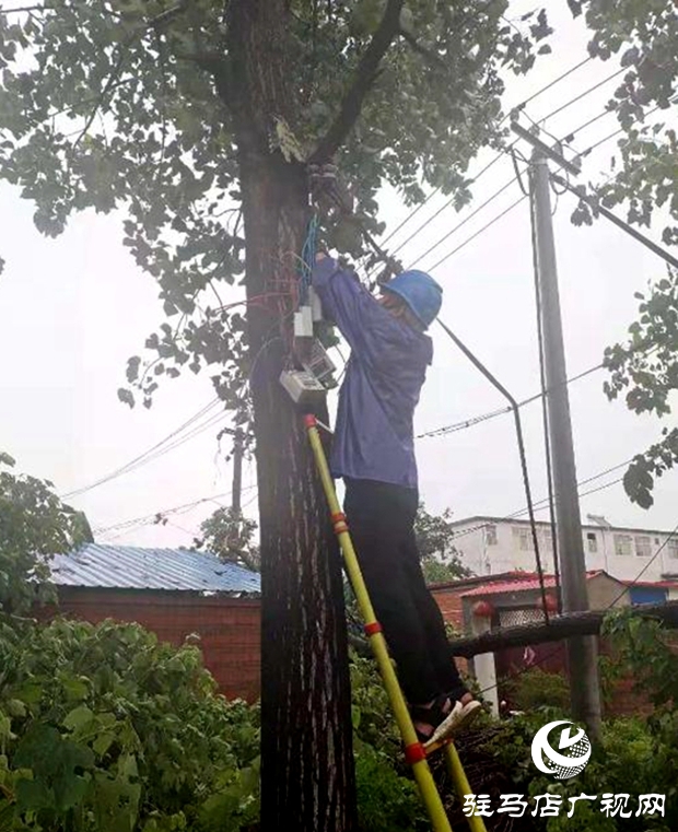 正陽(yáng)縣彭橋鄉(xiāng)黨員干部冒雨守護(hù)群眾安全