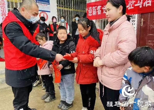 踐行二十大 奮進(jìn)新征程 駐馬店市文化館舉行義寫春聯(lián)活動(dòng)