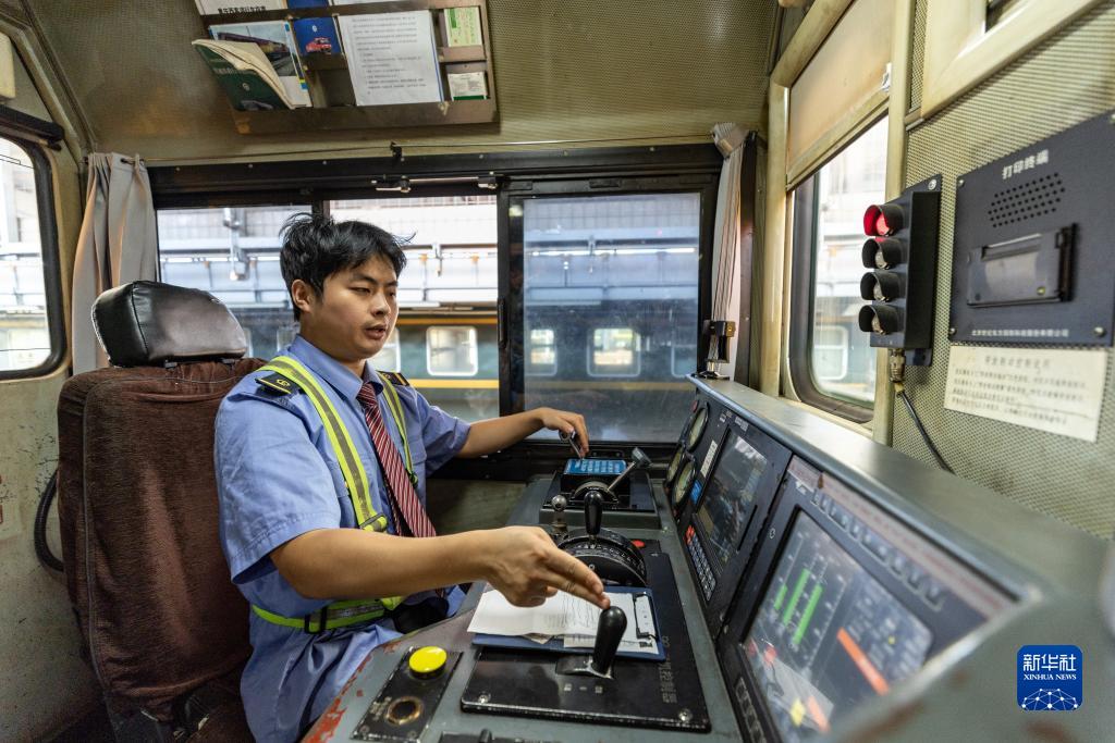 暑運中的堅守 護航旅客平安出行