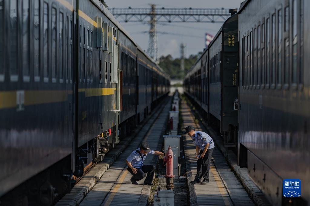 暑運中的堅守 護航旅客平安出行