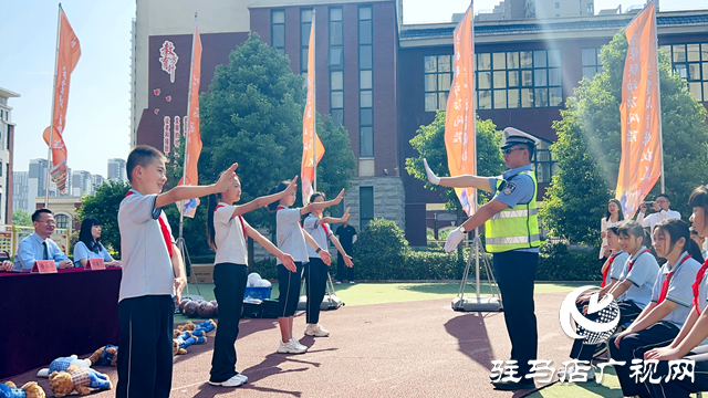 駐馬店市公安局交通管理支隊示范區(qū)大隊開展安全教育進校園活動