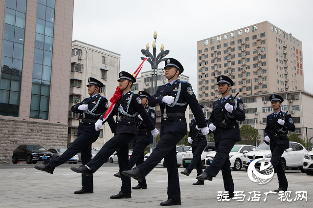 駐馬店市公安局經(jīng)濟(jì)開(kāi)發(fā)區(qū)分局舉行國(guó)慶升旗儀式