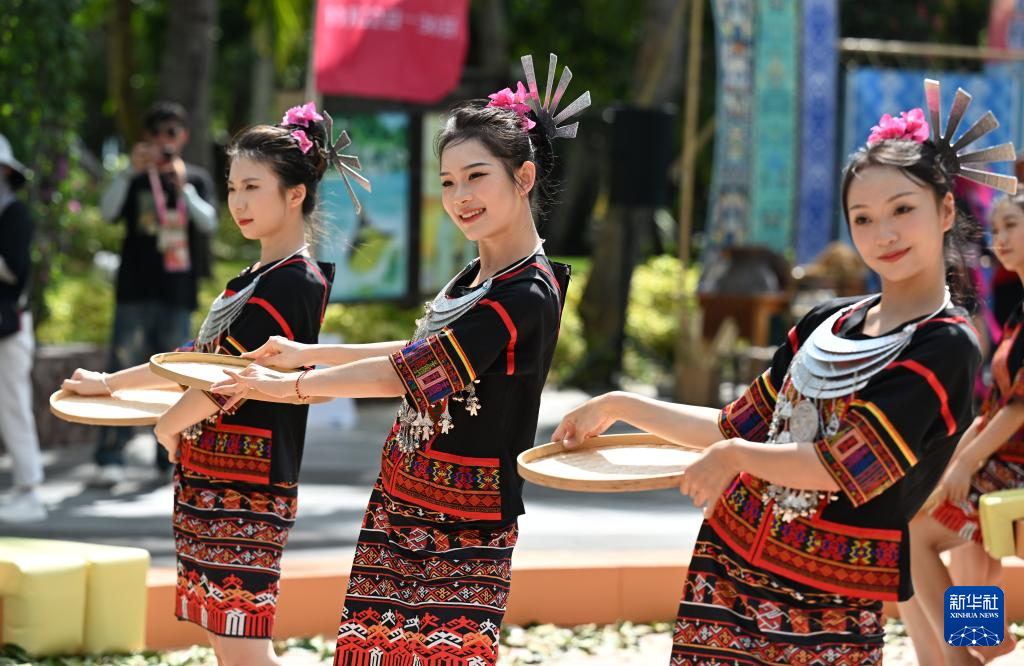 第十二屆全國少數(shù)民族傳統(tǒng)體育運(yùn)動(dòng)會(huì)民族大聯(lián)歡活動(dòng)在三亞舉行