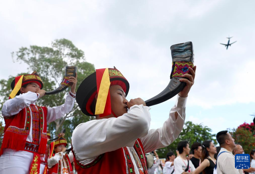 第十二屆全國少數(shù)民族傳統(tǒng)體育運(yùn)動(dòng)會(huì)民族大聯(lián)歡活動(dòng)在三亞舉行