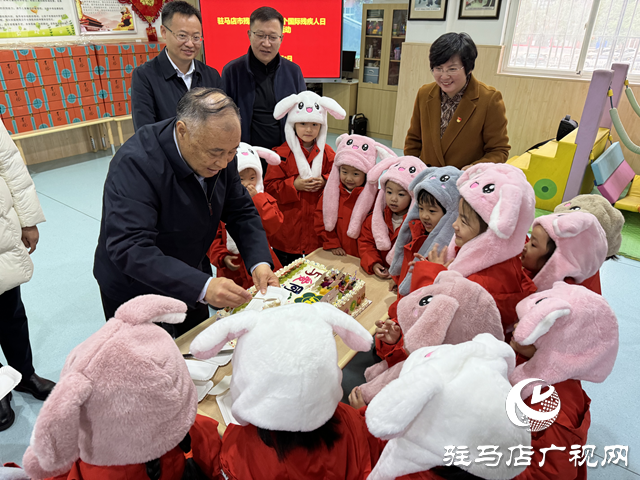 張銀良到駐馬店市殘聯(lián)博愛幼兒園看望慰問特殊兒童