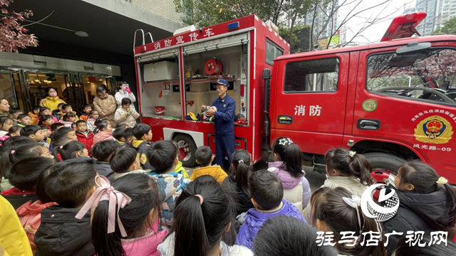 消防員走進(jìn)幼兒園 萌娃開(kāi)心學(xué)消防