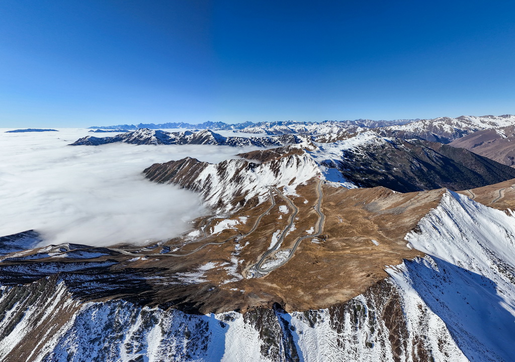 夾金山：冬日云海漫山間