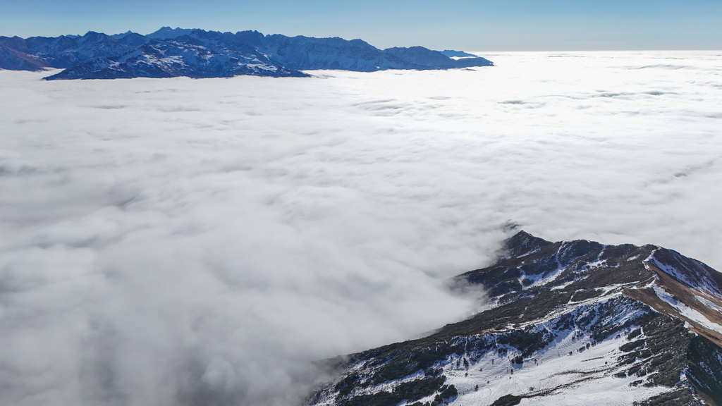 夾金山：冬日云海漫山間