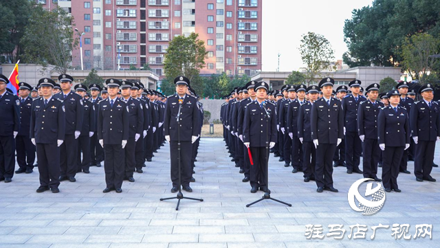 駐馬店市公安局經(jīng)濟(jì)開發(fā)區(qū)分局舉行人民警察節(jié)升旗宣誓儀式