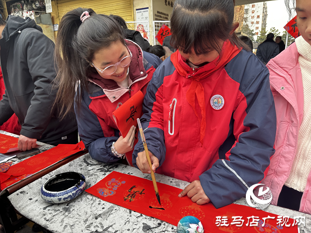 駐馬店市第一小學(xué)：師生攜手書(shū)春韻 義寫(xiě)春聯(lián)賀新年