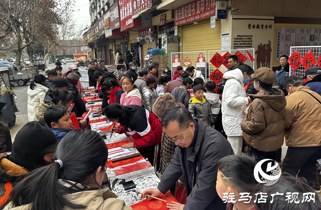 駐馬店市第一小學(xué)：師生攜手書(shū)春韻 義寫(xiě)春聯(lián)賀新年