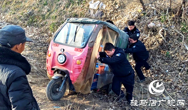 三輪車不慎落入深溝 西平警民合力救援