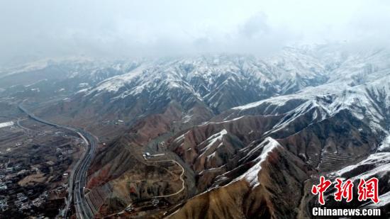 黃河上游春雪覆山巒 云山霧繞似水墨圖畫(huà)